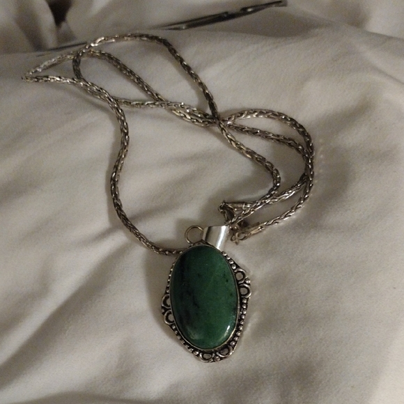 Elegant Silver and Green Adventurite Pendant Necklace - Picture 1 of 6